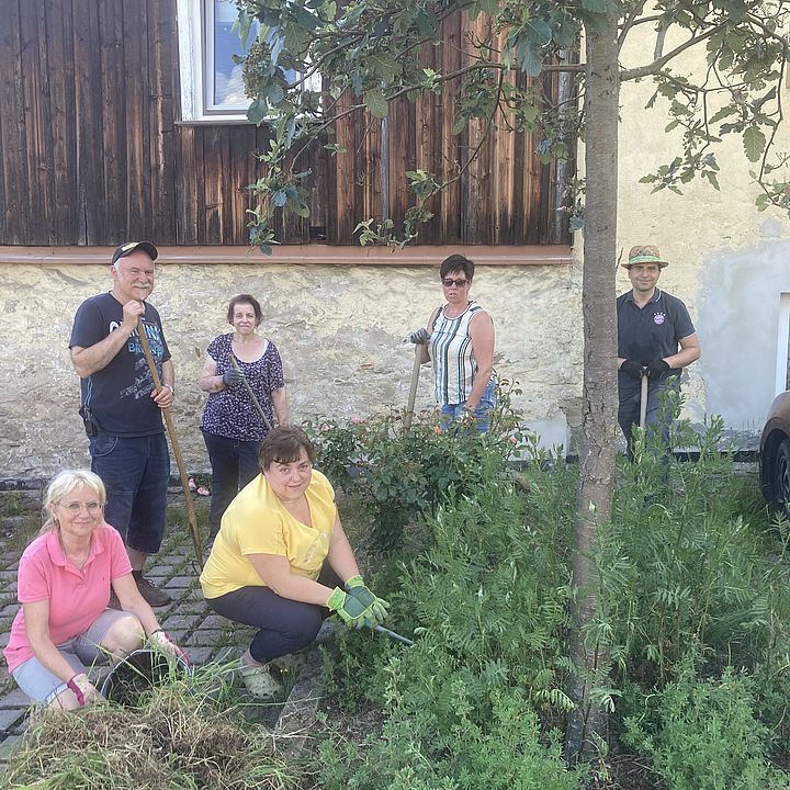 hinten v.l. Markus Blechschmidt, Angelika Legat, Susanne Klughardt, Johannes Hofmann; vorne v.l. Margit Hofmann, Martina Legat; Unkrautjäte-Aktion; Bild Margit Hofmann